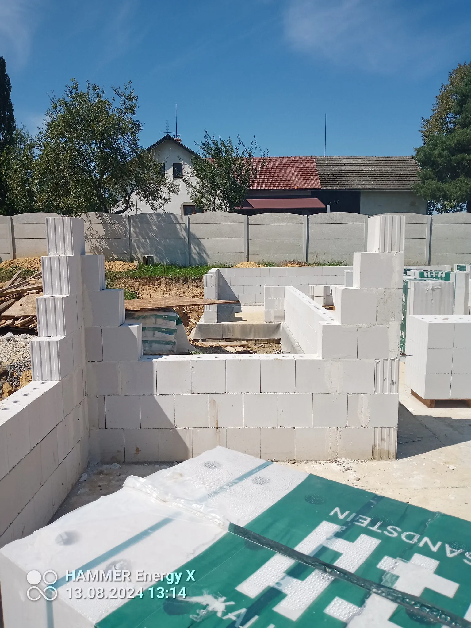 Rozestavěné pórobetonové stěny při zdění hrubé stavby