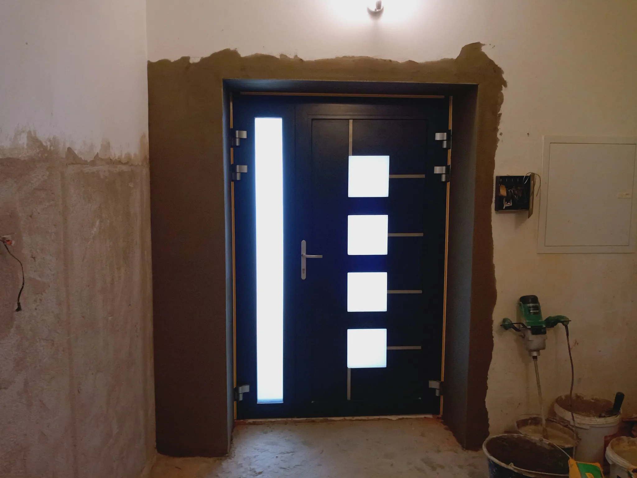 Vstupní dveře s čerstvě zapraveným ostěním