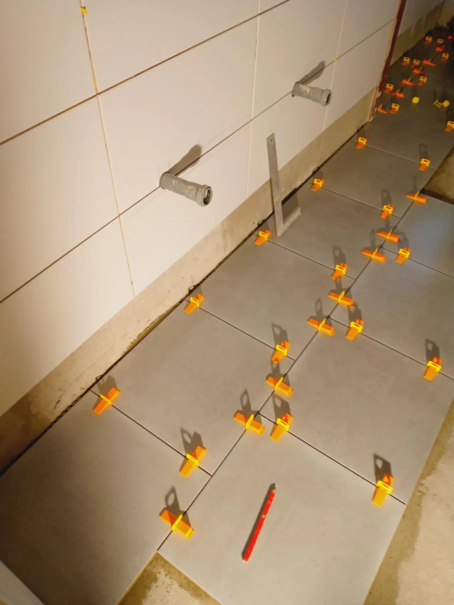 Pokládka velkoformátové dlažby s přesným detailním zakončením