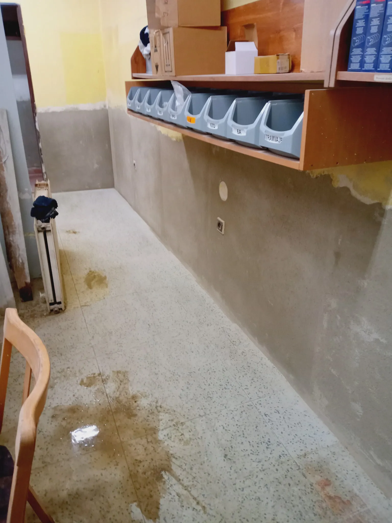 Technická místnost s opravovanými omítkami