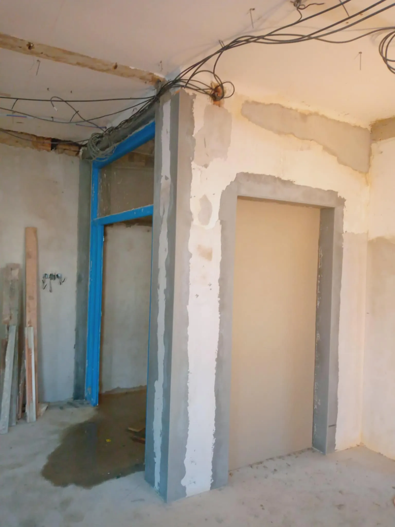 Interiér v rekonstrukci s připravenými otvory a rozvody