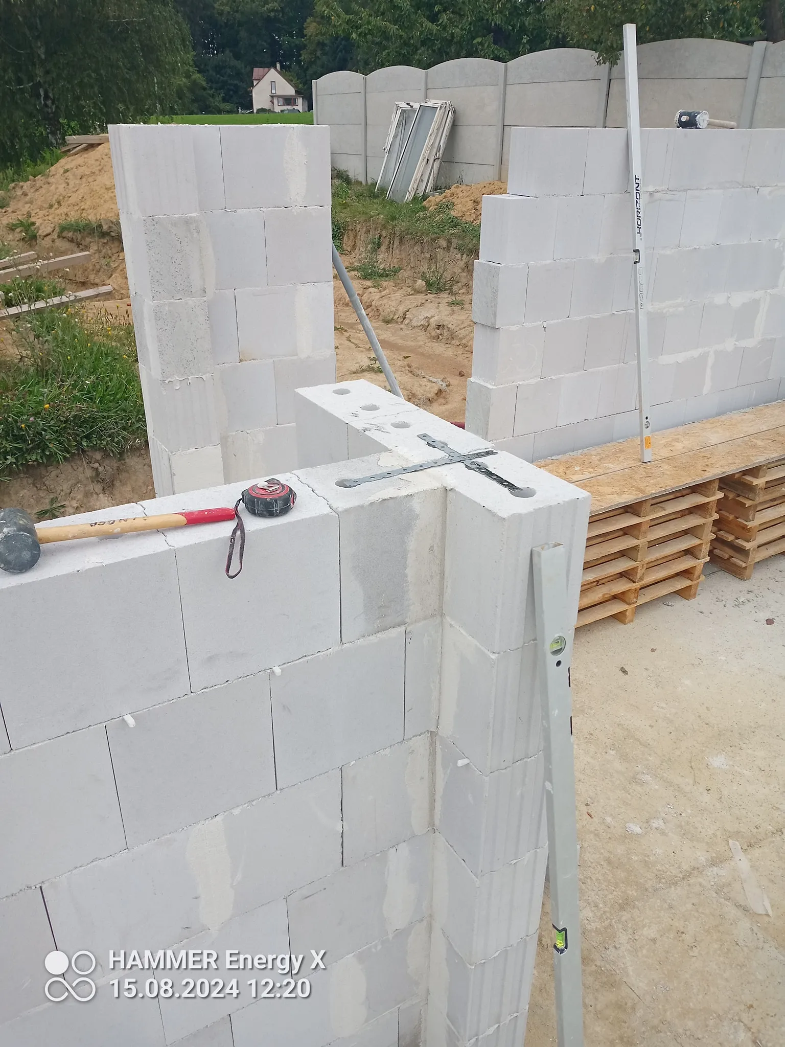 Pórobetonové zdivo s připravenými stavebními otvory