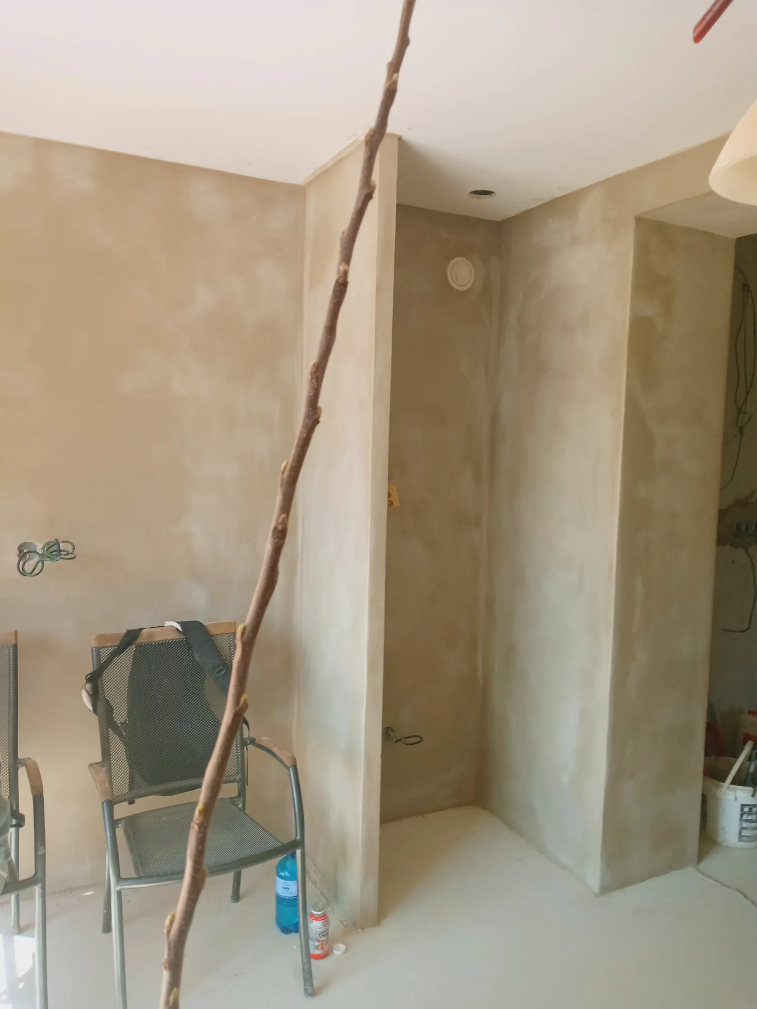 Interiér se sjednocenými omítkami a nikami