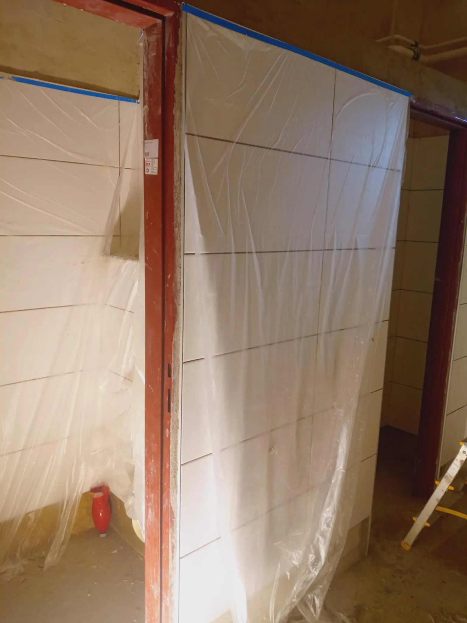 Rozpracované stěnové obklady chráněné fólií