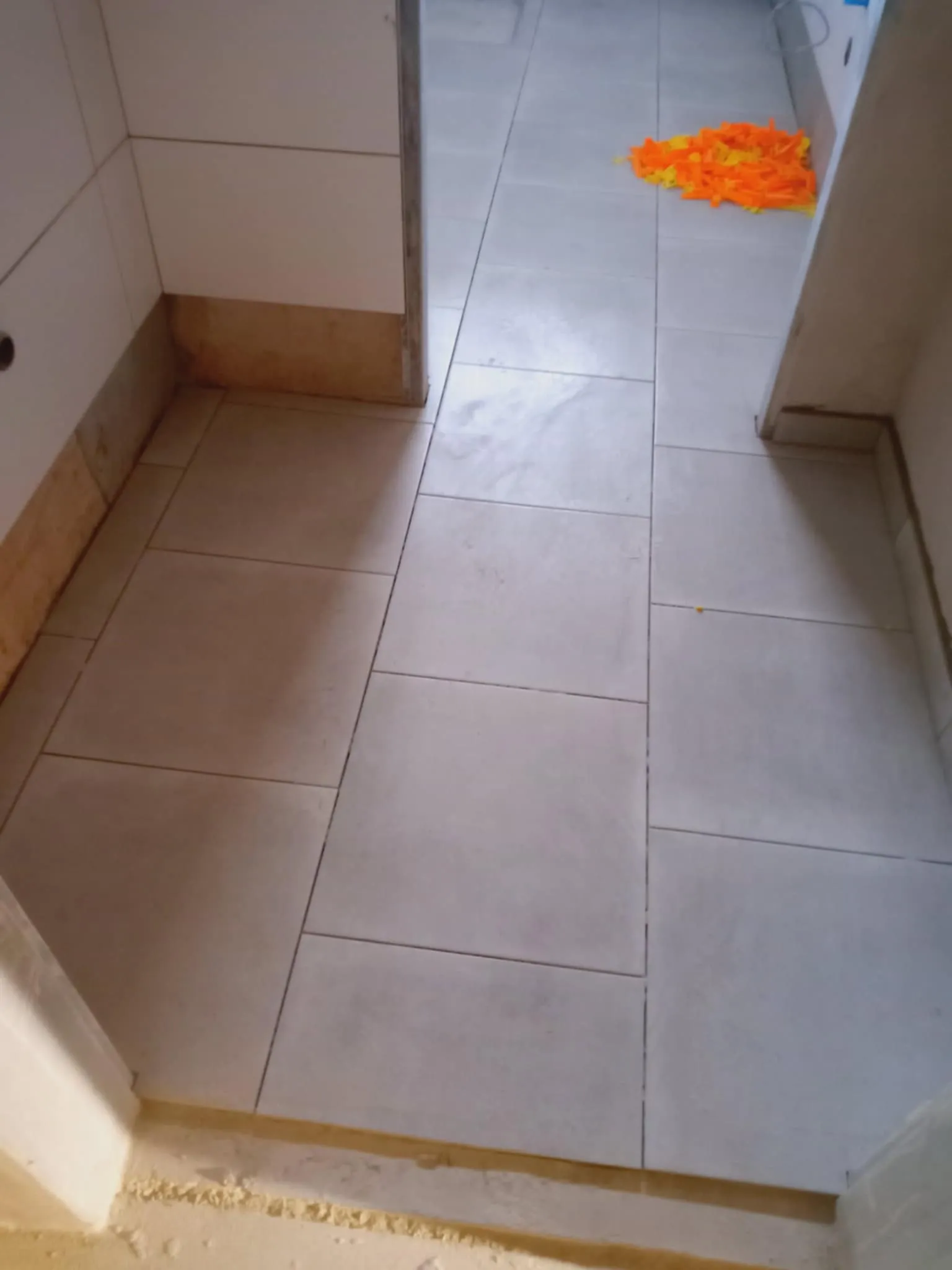 Hotová podlahová dlažba v průchodu mezi místnostmi