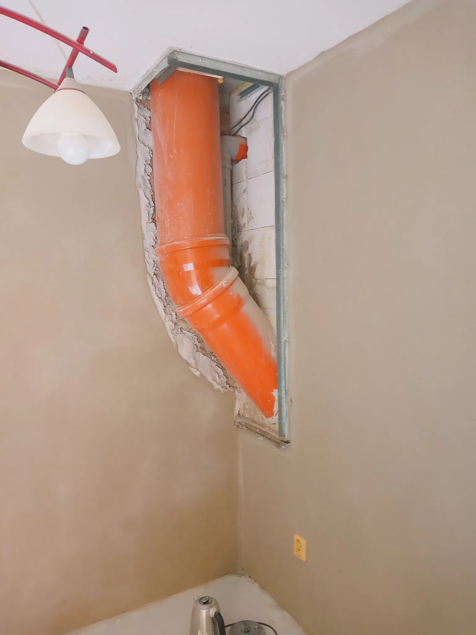 Prostup vzduchotechnického potrubí ve stěně