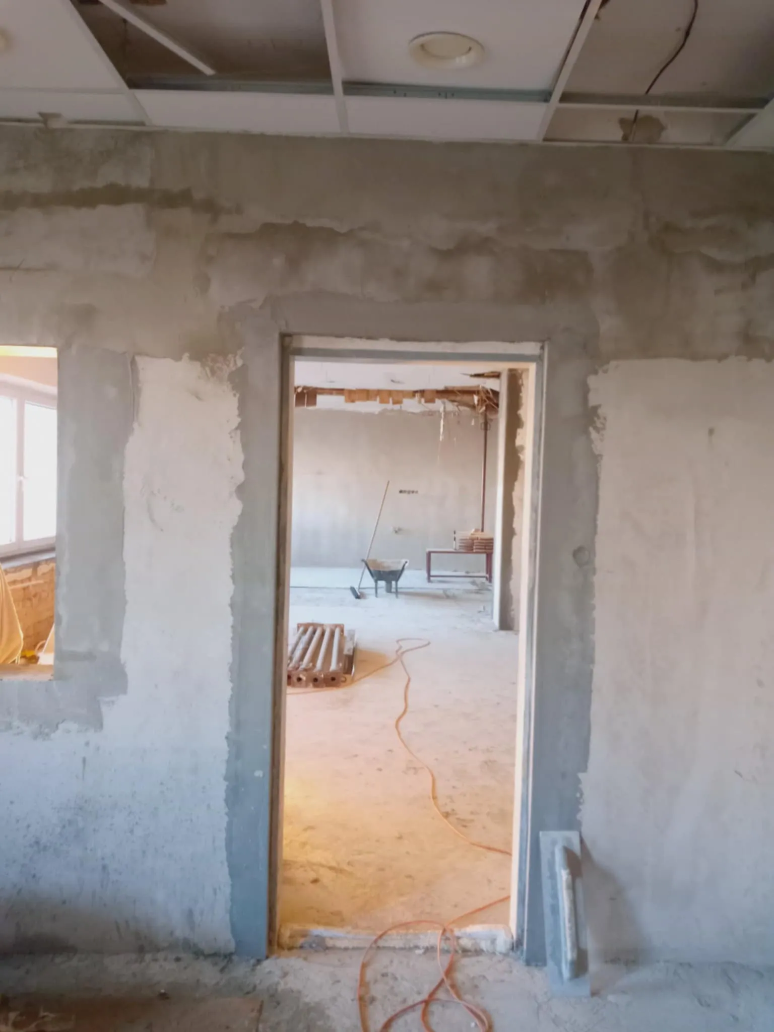 Rekonstrukční detail průchodu mezi místnostmi v dokončovací fázi